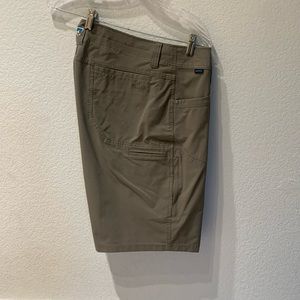 Men’s cargo hort, tan, size 38, great condition!